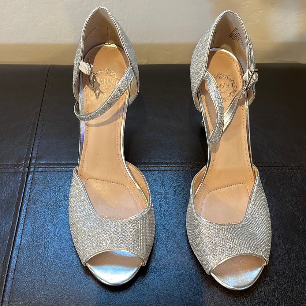 I. Miller Size 8 Medium Silver Heels